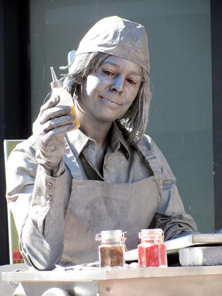 living statue levend standbeeld evenement event festival festiviteit kunst art straatkunst streetart artiest beeld beeldhouwwerk sculpture sculptuur